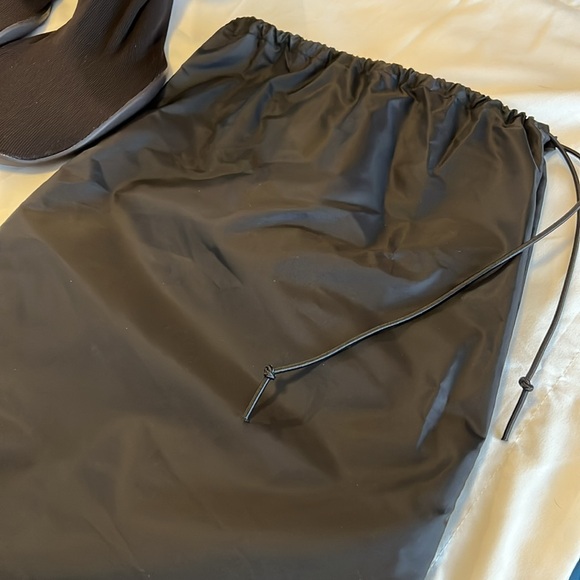 NWT YZY YEEZY PODS•BRAND NEW•NEVER WORN•SIZE 2 (MENS SIZE 8-11)•BLACK - Picture 3 of 5